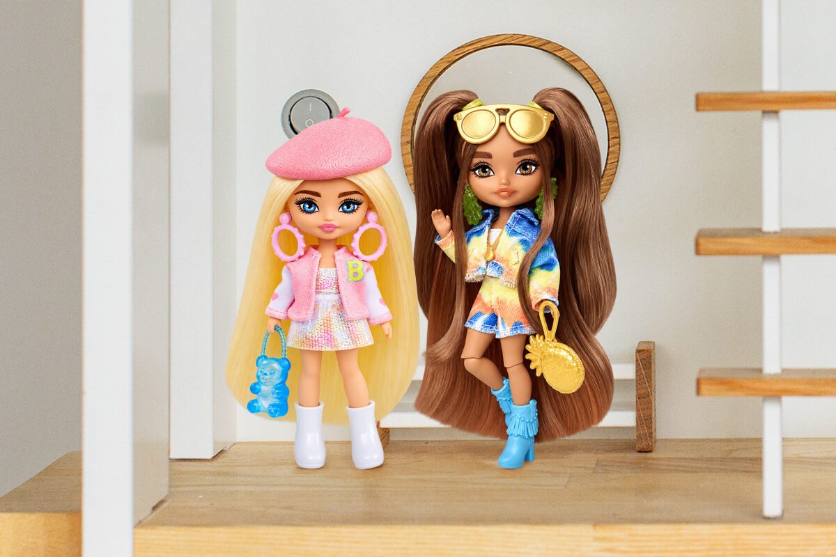 Barbie Extra Minis dolls in a 1:12 scale Katin-domik dollhouse
